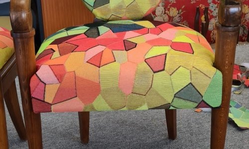 Modernisation chaise colorée par Le confort d'autrefois Roquemaure