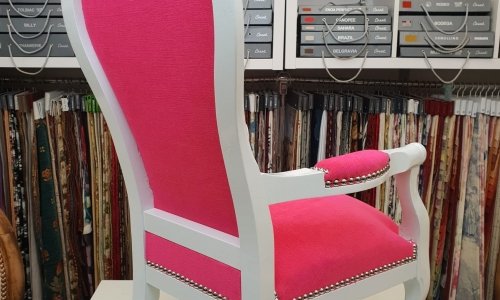 Fauteuil Voltaire rose vue de profil